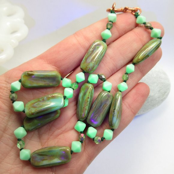 Uranium glass bead necklace - Picture 10 of 11